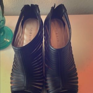 Black Meshed Zip Back Wedges (9.5 Wide)